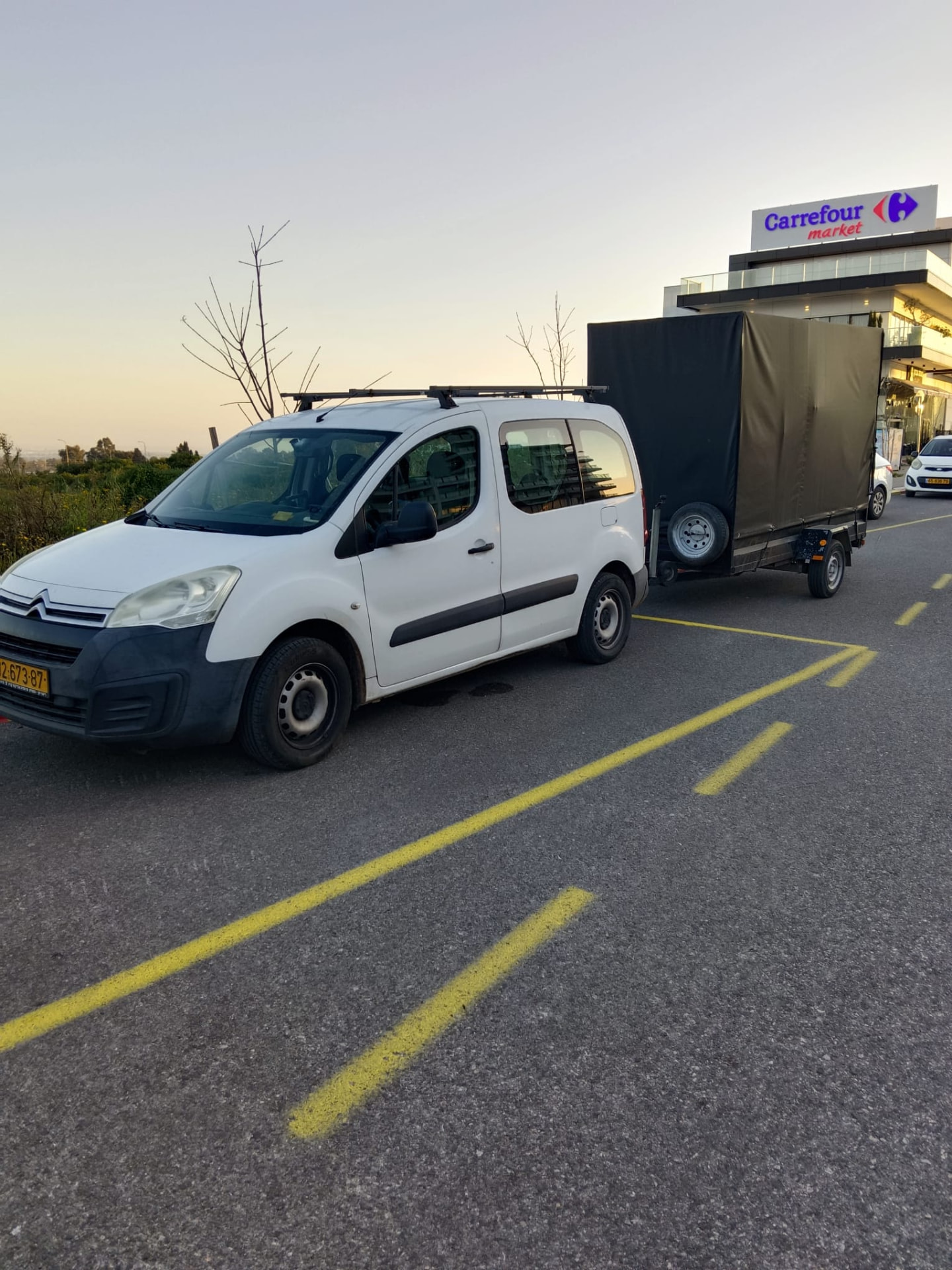 רכב העבודה של אבי — סיטרואן לבנה עם נגרר סגור להובלות קטנות